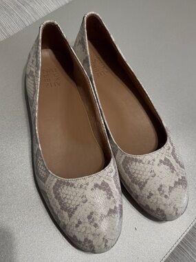 12 WIDE Naturalizer Maxwell Women’s Snake-Print Ballet Flats - Neutral